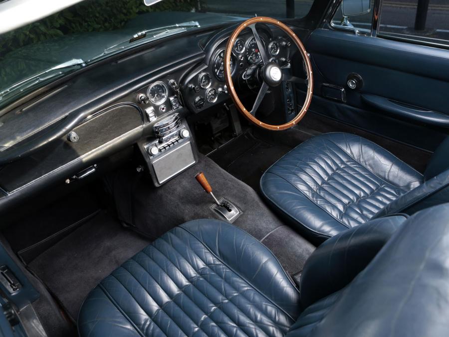 Интерьер Aston Martin DB6 Volante (Mk II) 1969 года  (UK) (фото 6 из 10)